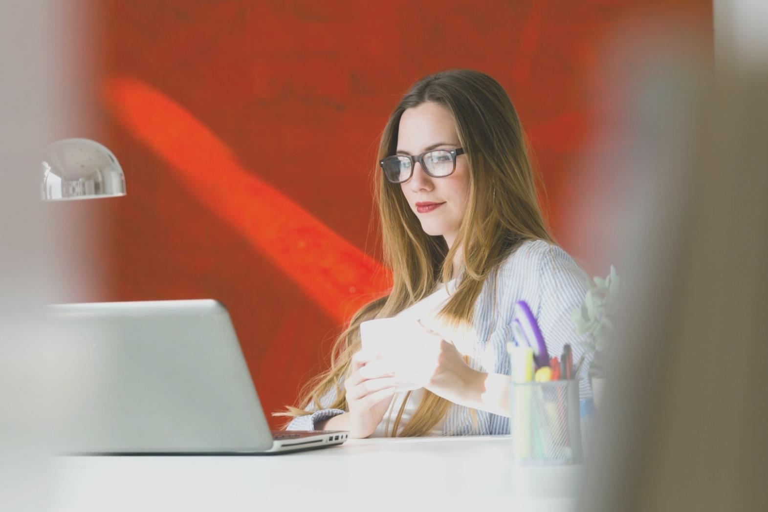 Personas colaborando en estrategias financieras